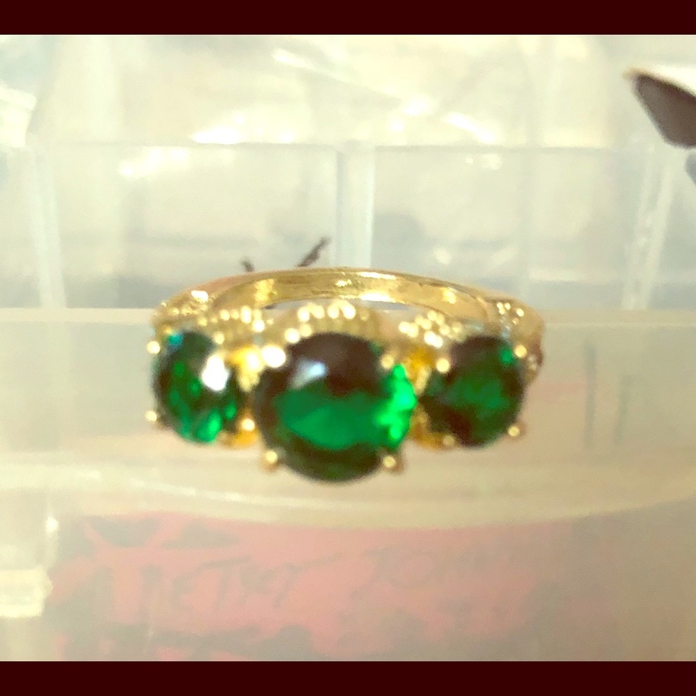 Fashion Ring. Green Stones.